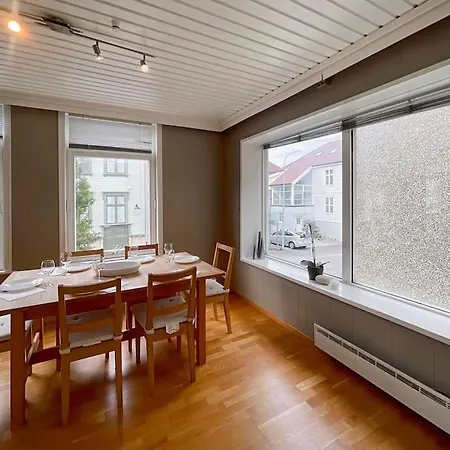 Lägenhet Ledaal Place - Center With 2br -free Parking - Balcony By