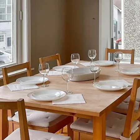 Lägenhet Ledaal Place - Center With 2br -free Parking - Balcony By